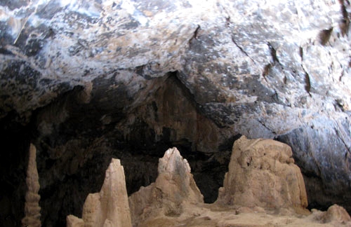 Shegeft Yazdan Cave