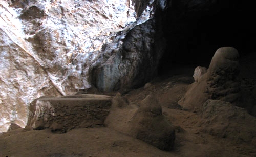 Shegeft Yazdan Cave