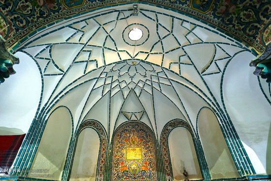 Four Seasons Bathroom, Arak