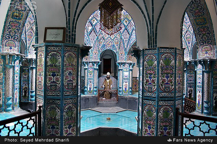 Four Seasons Bathroom, Arak