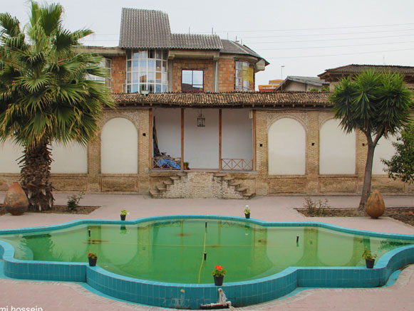 Kolbadi House, Sari