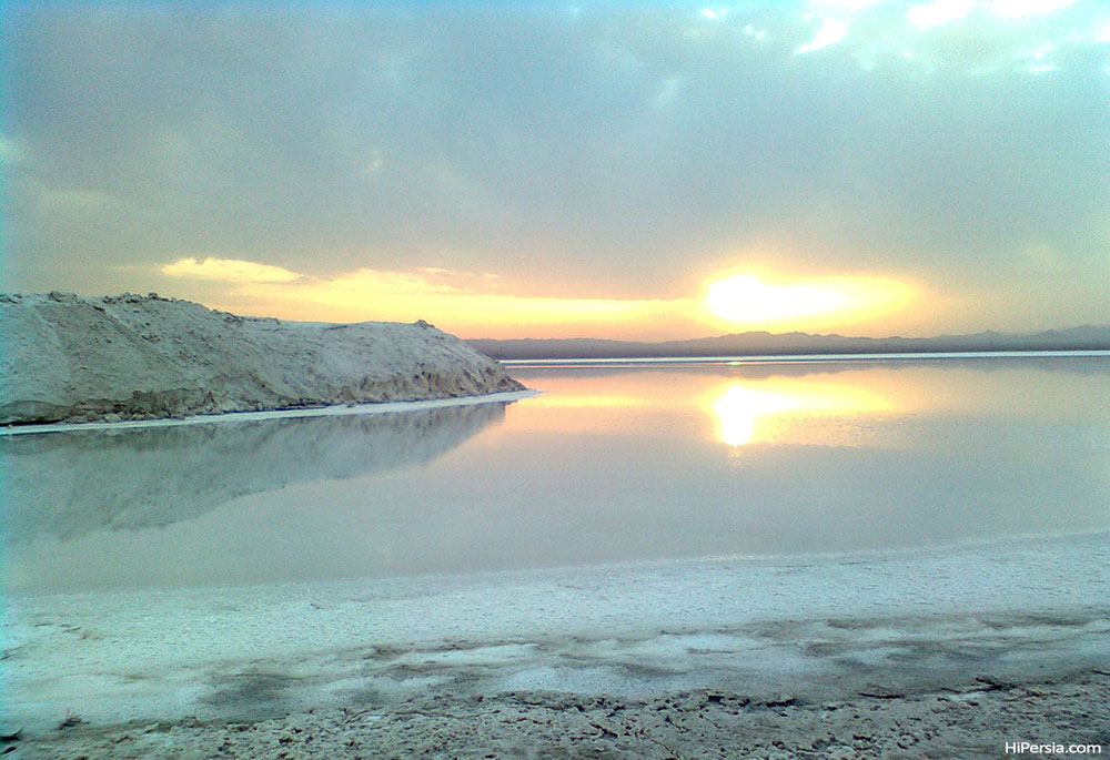 Hovz-e Soltan Lake