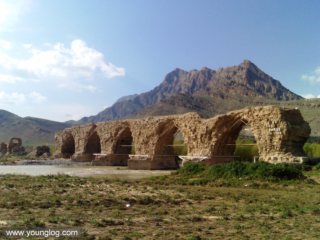 The broken bridge Shapuri